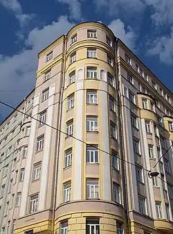 Угол аллеи Архитектора Клейна и Малой Пироговской. Общежитие для студентов медицинского факультета Московского университета имени Великого князя Сергея Александровича, одно из первых высотных зданий Москвы (арх. Клейн, 1900—1903, М. Пироговская, 16)