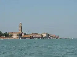 «Казино духов» на фоне церкви Мадонна-дель-Орто. Вид с лагуны