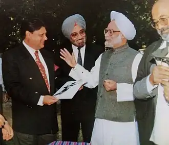 Шинде (слева) с Манмоханом Сингхом на Дне основателя школы Дун в конце 1980-х годов