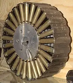 Дисковый магазин на 97 патронов. Конструкция лишена подающей пружины.