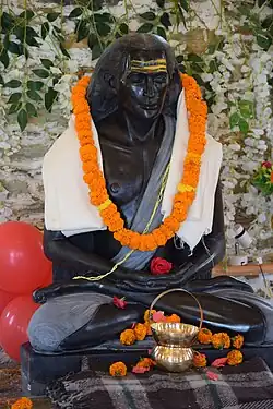 Статуя в Dunagiri Retreat Center, штат Уттаракханд, Индия — на лбу нанесён рисунок.