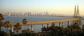 Вид на мост Бандра — Ворли и бухту Махим весной 2011 года.
