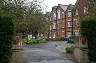 Главные ворота колледжа Святого Эдмунда.