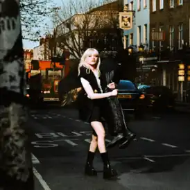 Обложка сингла Мэйси Питерс «Lost the Breakup» (2023)