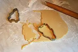 Вырезание пряников из раскатанного теста