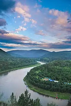 Вид на нижнее течение Маны около посёлка Манский летом 2017 года