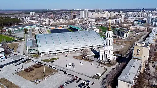 Вид с высоты на манеж и церковь