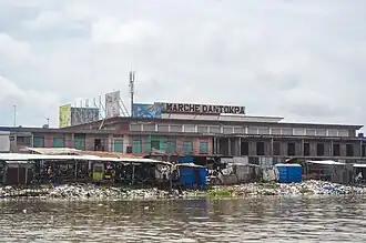 Главное здание рынка со стороны лагуны