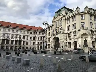 Новая ратуша и муниципальная библиотека на площади