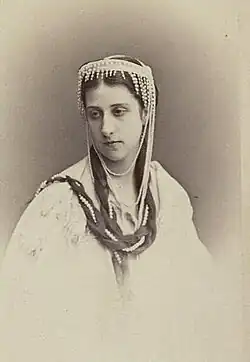 Мария Элимовна Мещерская (1865)«Княжна была облечена в прекрасный восточный костюм, весь белый с золотом, как нельзя лучше пригнанный к типу ее красоты и немного смуглому цвету ее плеч. На нее можно было заглядеться, она была движущая картина»