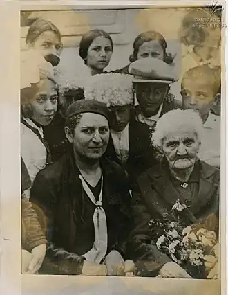 Мариджан с Екатериной Габашвили и пионерами в Батуми1937