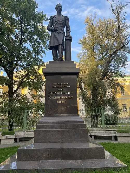 Воссозданный памятник принцу П. Г. Ольденбургскому у Мариинской больницы; скульптор Сергей Иванов, архитекторы Светлана Левошко и Инга Вержбицкая