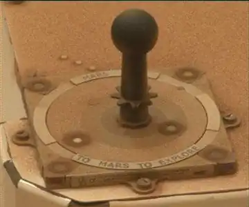 MarsDial марсохода Кьюриосити на Марсе. Обратите внимание, как магниты отталкивают марсианскую пыль, не давая ей скапливаться на поверхности