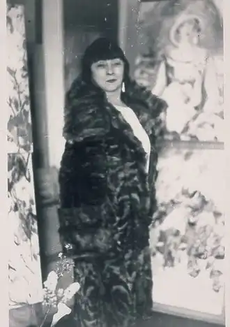 Жакльин Марваль на фоне одной из своих работ. Ок. 1925