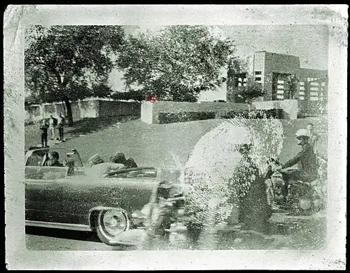 Автомобиль президента США в Далласе 22 ноября 1963 года в момент покушения. Красным кружком отмечен «человек со значком»