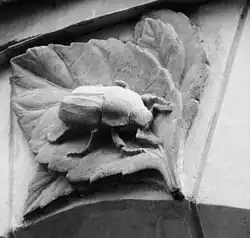 Майский жук — барельеф над входом в гимназию Карла Мая