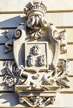 Герб на фасаде здания