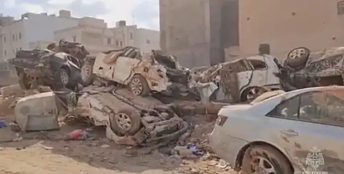 Нагромождение повреждённых автомобилей после наводнения, кадр видео МЧС России