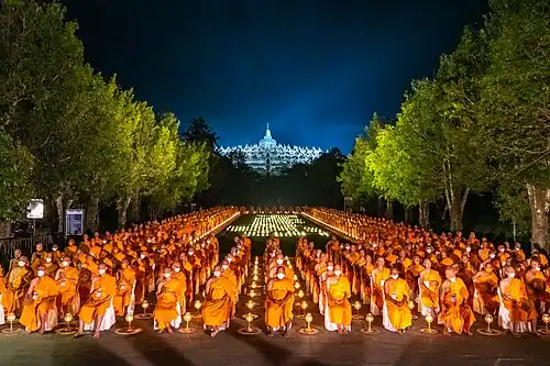 Буддисты на церемонии медитации читают мантры в День Будды