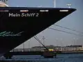 Нос Mein Schiff 2 и Таллинская телебашня