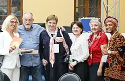 Участники 37-го Всемирного конгресса Международного совета по детской книге (IBBY). Писательница Нурсулу Шаймерденова (вторая справа), писатель Мемпо Джардинелли (второй слева)