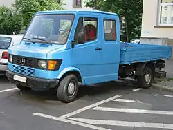 Бортовой Mercedes-Benz TN с двойной кабиной