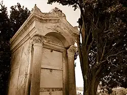 Склеп семей Дардиньяк и Делон