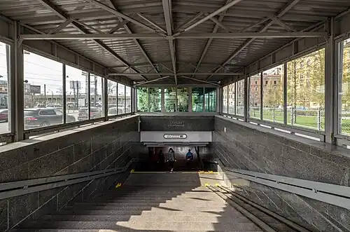 Спуск к северному вестибюлю с пр. Добролюбова