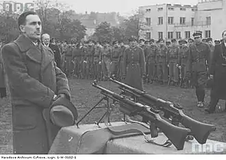 М. Дадлез во время торжественной передачи вооружения воинам варшавского гарнизона. 1939