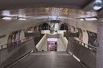 Вид на зал линии 10 с торцевой лестницы