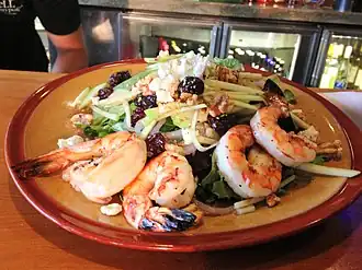 Мичиганский салат с жареными креветками