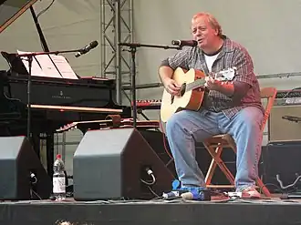 Майк Кенилли на выступлении в 2007 г.