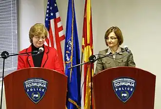 Глава МВД Гордана Янкулоская (справа) с послом США в Македонии Джилиан Милованович (2007 год)