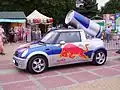 BMW Mini в корпоративной раскраске Red Bull как элемент уличного маркетинга и проведения рекламных кампаний
