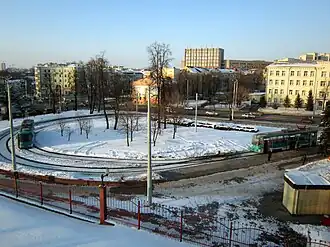 Разворотное кольцо трамваев рядом с площадью