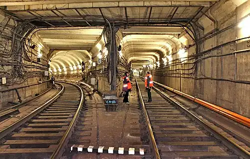 Развилка однопутных тоннелей в Минском метрополитене. Справа — тоннель  Автозаводской линии прямоугольного сечения, слева — тоннель круглого сечения соединительной ветви на Московскую линию