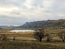 Озеро Млаше недалеко от Мухровани (муниципалитет Сагарехо), с южным хребтом хребта Сагурамо-Яльно на заднем плане