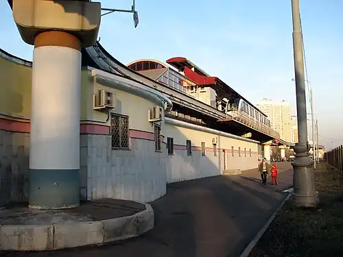 Общий вид справа от входа