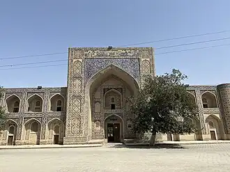 вид на медресе с фасадной стороны