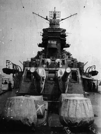 Вид на носовые орудийные башни и надстройку, установлена РЛС № 21