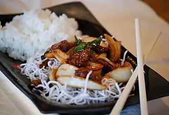 Говядина по-монгольски с рисовой лапшой и рисом