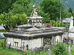 Склеп на кладбище