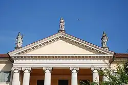 Фронтон главного фасада