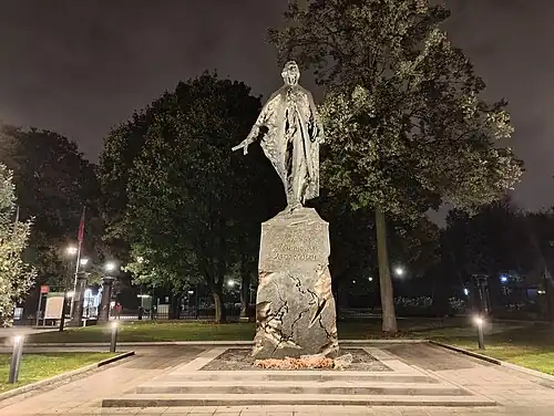 Памятник Г. Р. Державину в Москве у входа в парк «Останкино»