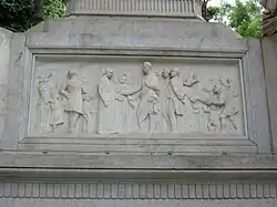 Рельеф постамента