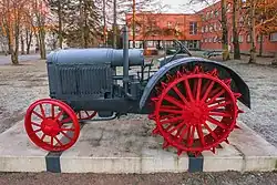 Старый трактор в центре посёлка — в память о бывшей колхозной МТС
