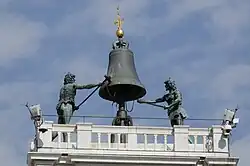 Фигуры мавров на верхней террасе