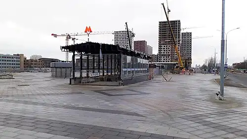 Наземный вестибюль в процессе отделки