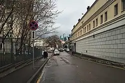 Вид от дома 5 (подстанции у тоннеля метрополитена) к Смоленскому метромосту