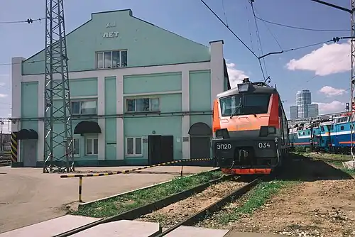 Электровоз ЭП20 на территории депо, сзади видны ЧС7